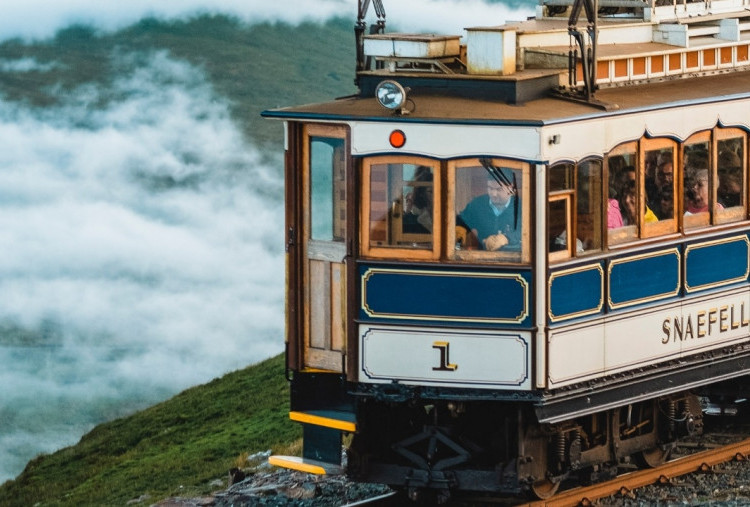 Menjelajahi Pulau Man dengan Kereta Gunung Klasik, Hidupkan Romantika Masa Lalu