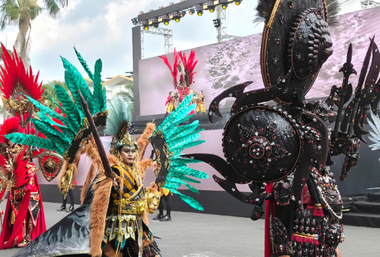 Siswa Sekolah Rakyat Curi Perhatian di Jember Fashion Carnaval 2026