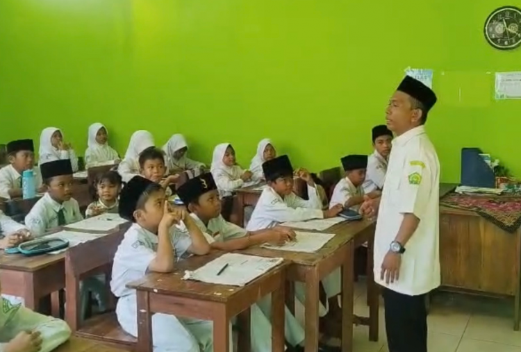 Gaji Tak Seberapa, Lelah Tak Terasa: Potret Buram Guru Honorer di Jakut demi Dapur Tetap Ngebul 