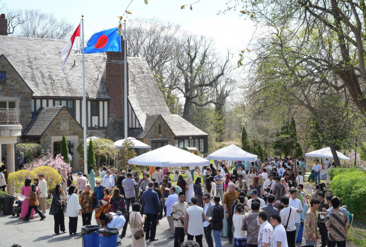 Menanti Ketupat di Wisma Indonesia