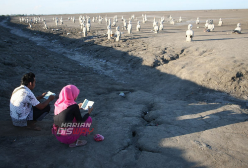 Tradisi mengirim doa masih dilakukan oleh warga korban luapan lumpur lapindo di atas tanggul lumpur itu. Kebiasaan itu dilakukan jelang datangnya bulan Ramadahan. Foto: Boy Slamet