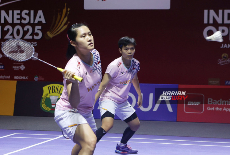 Pebulutangkis ganda putri Indonesia Siti Fadia Silva Ramadhanti dan Lanny Tria Mayasari saat tampil pada babak 32 besar Indonesia Open 2025 di Istora Senayan, Jakarta, Rabu (4/6/2025). Siti Fadia Silva Ramadhanti dan Lanny Tria Mayasari melaju ke babak 16 besar usai mengalahkan pasangan ganda putri Malaysia Go Pei Kee/Teoh Mei Xing dengan skor 21-19, 16-21,19-21. HARITSAH ALMUDATSIR/HARIAN DISWAY

