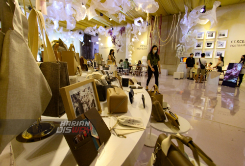 Salah satu stand dari 120 vendor, You and Leather, penyedia Souvernir Wedding di Premiere Wedding Fair, Grand City Exhibition Hall, Surabaya. (foto: Moch Sahirol 
Layeli)