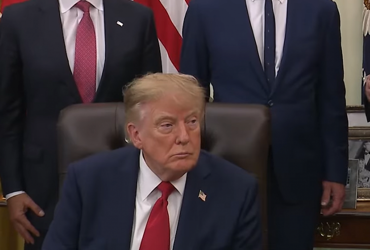 Tuding Sebarkan Berita Palsu, Presiden Trump Larang CNN, MS NOW, dan Politico Liputan di Gedung Putih