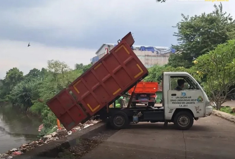 DLH DKI Buka Suara soal Dugaan Buang Sampah di Kali Pesanggrahan, Ini Penjelasannya