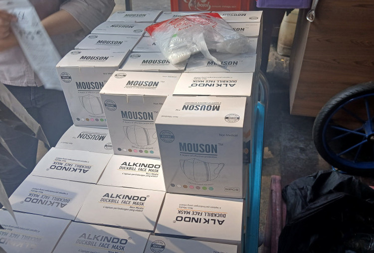 Penjualan Membludak Saat Abu Vulkanik Menyebar, Stok Masker Terancam Kosong