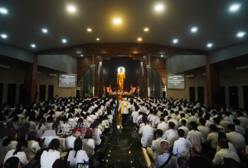 Umat Buddha melakukan meditasi detik-detik jelang Waisak di Vihara Dhamma Jaya Surabaya, Vihara terbesar di Surabaya yang mampu menampung sebanyak 1.000 umat. Perayaan Hari Raya Trisuci di tahun ini mengusung tema Perkokoh Moral Untuk Membangun Kedamaian Bangsa.