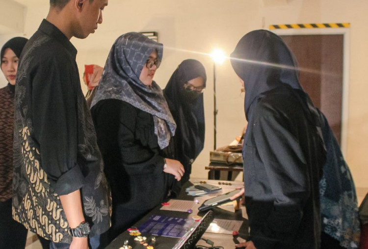 Bazar Buku dan Pameran Riset Ilmiah Semarakkan Dies Natalis ke-27 FIB UNAIR 