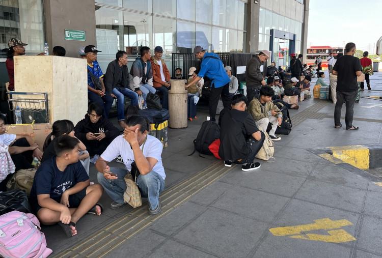 H-5 Mudik Lebaran 2026: Terminal Pulo Gebang Dipadati Ribuan Penumpang