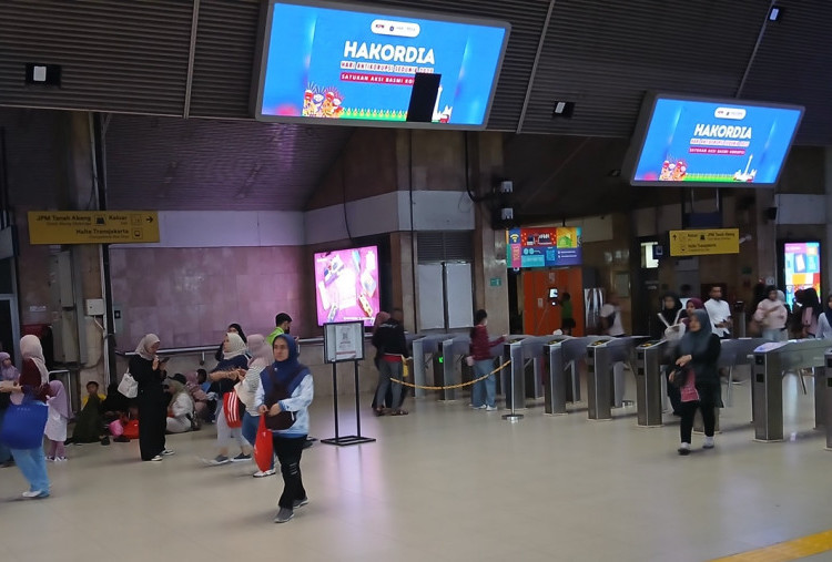 Aksi Demo Memanas, Penumpang Menumpuk di Stasiun Tanah Abang