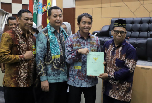 Wamen ATR BPN Raja Juli Antoni Serahkan Sertipikat Tanah Wakaf sebagai Tindak Lanjut MoU dengan Muhammadiyah