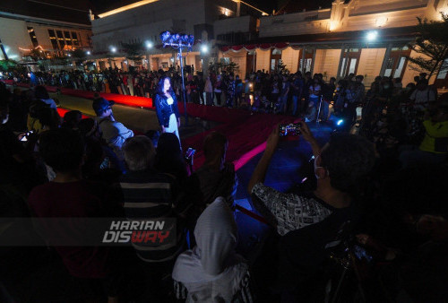 Sejumlah model memperagakan busana saat digelar Fashion Show yang bertajuk 'Mejeng Nang Suraboyo' di Alun-Alun Surabaya, Jawa Timur, Sabtu 6 Agustus 2022. Peserta yang mengikuti fashion show tersebut yakni warga Surabaya yang mempunyai minat di dunia fashion untuk memberikan sarana dalam berkreasi, khususnya bidang busana. 