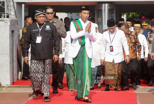 Presiden RI Jokowi (kanan) didampingi Gus Nabil Ketua Umum Pimpinan Pusat Pagar Nusa saat hadiri Ijazah Kubro dan Pengukuhan Pimpinan Pusat Pagar Nusa di Lapangan Jala Krida Mandala, Surabaya, Jawa Timur, Minggu 22 Oktober 2023. Bertepatan dengan memperingati Hari Santri Nasional 2023, Presiden RI Jokowidodo hadiri Ijazah Kubro dan Pengukuhan pimpinan Pagar Nusa masa khidmat periode 2023-2028. Dalam sambutannya, Jokowi meminta kepada seluruh kader Pagar Nusa agar terus mengasah dan meningkatkan kecintaan terhadap bangsa dan negara, dengan melestarikan kekayaan budaya di Indonesia. (Moch Sahirol/Harian Disway)