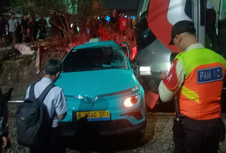 Diduga Gara-Gara Taksi Mogok, Kereta Argo Bromo Anggrek Hantam KRL di Stasiun Bekasi Timur
