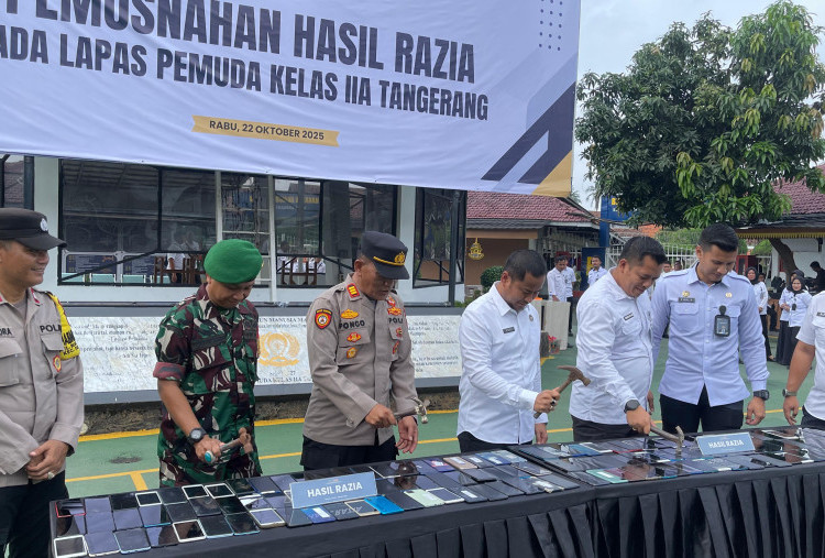 Lapas Pemuda Tangerang Musnahkan Barang Hasil Razia, Ratusan Handphone Dihancurkan Pakai Palu!