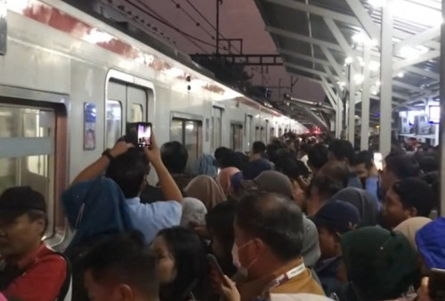 KRL Tertahan Satu Jam di Stasiun Pondok Ranji, Ratusan Penumpang Kepanasan di Dalam Gerbong