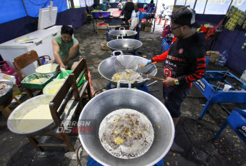 Sejumlah warga memasak lauk-pauk yang menjadi menu buka puasa di tenda dapur umum ramadhan Masjid Nasional Al Akbar Surabaya, Jawa Timur. Jumat (24/3/2023). Sebanyak 1.500 nasi kotak disiapkan untuk para jamaah Masjid Nasional Al-Akbar Surabaya. Pembuatan takjil ini melibatkan sebanyak 25 warga, dan dibagikan di setiap pintu Masjid Nasional Al-Akbar Surabaya selama bulan Ramadhan. (Foto: Moch Sahirol Layeli) 