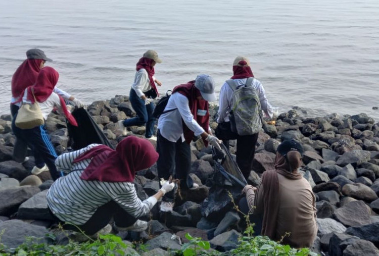 Suarakan Isu Lingkungan, Nucer Ajak Anak Muda Bersihkan Pantai Kenjeran dan Bikin Pohon Komitmen