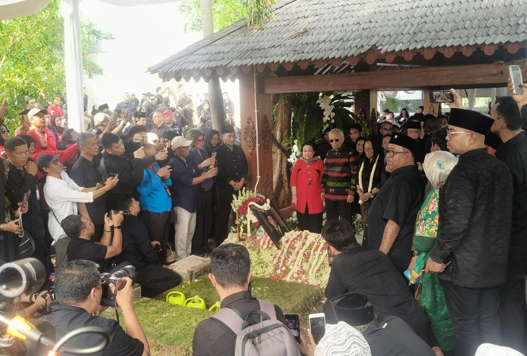 Momen Haru, Guntur hingga Sukmawati Khusyuk Kirim Doa saat Pemakaman Guruh Soekarnoputra di TPU Karet Bivak