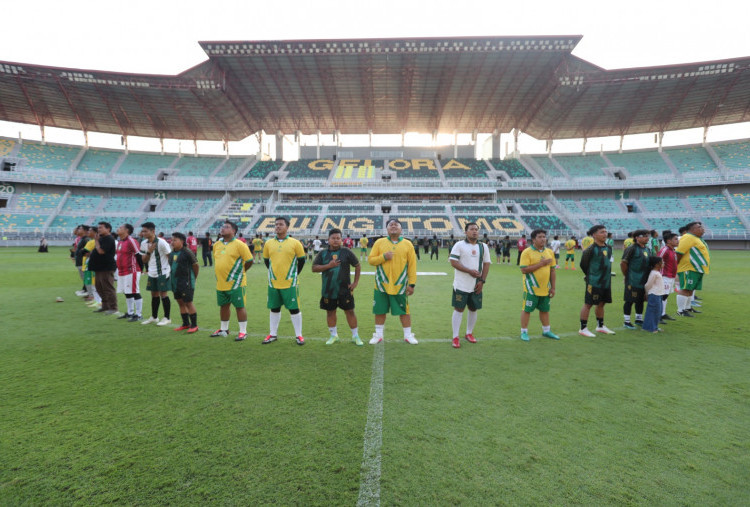 Rayakan HUT ke-99 Persebaya, Komunitas Bonek ABG Gelar Aksi Sosial dan Main Bola di GBT