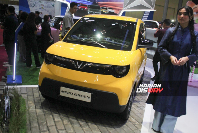 Interior minimalis berpadu fitur dasar yang fungsional, mulai dari layar infotainment hingga kelengkapan keselamatan seperti ABS dan traction control. Efisiensi operasionalnya menjadi daya tarik bagi pengguna motor yang ingin beralih ke kendaraan listrik tanpa mengorbankan kepraktisan.