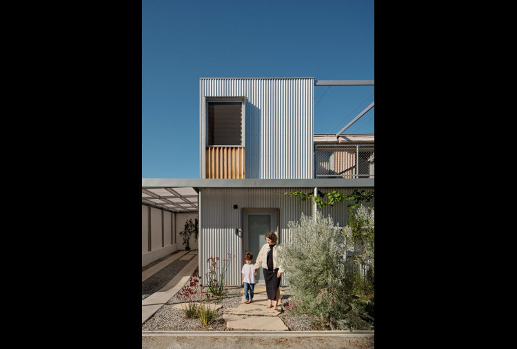 Arsitektur Rumah Industrial Henville Street di Perth, Tampil dengan Selubung Besi Bergelombang