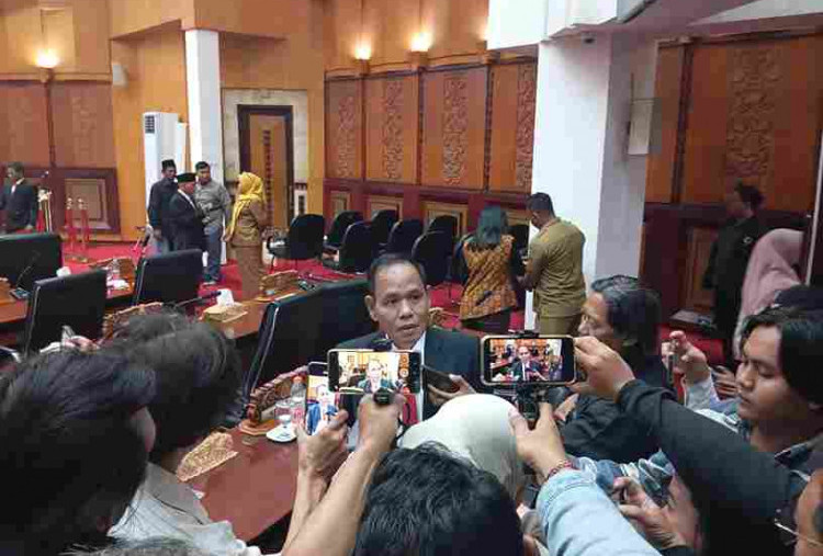 SK Gubernur Jatim Belum Turun, Pelantikan Ketua DPRD Surabaya Tertahan
