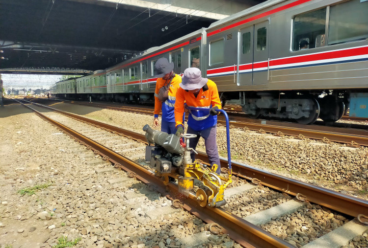 KAI Beri Pelayanan Terbaik Sambut Libur Nataru, Pemeriksaan Jalur Kereta Api Ditingkatkan