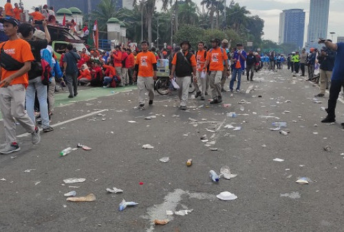 Aksi Buruh di Depan DPR RI Bubar Sampah pun Berserak