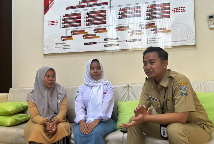 Masuk Desil 3 tapi Tak Dapat Beasiswa, Putri Jualan Kue Demi Biaya Hidup dan Sekolah