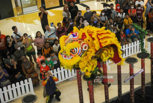 Barongsai menghibur para pengunjung di Grand City Surabaya, Jawa Timur, Kamis, 8 Februari 2024. Atraksi tersebut menampilkan Barongsai Tonggak dalam rangka menyambut Tahun Baru Imlek 2575 sekaligus menghibur para pengunjung. (Julian Romadhon/Harian Disway)