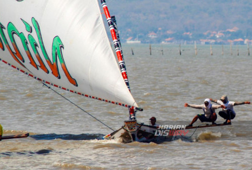 Peserta perahu layar tradisional berlomba menggapai garis finis di Pantai Kenjeran Surabaya, Jawa Timur, Minggu, 1 Oktober 2023. Lomba perahu layar yang digelar oleh mahasiswa Departemen Teknik Perkapalan, Fakultas Teknologi Kelautan ITS, program pengabdian kepada masyarakat ini sebagai bentuk pemberdayaan terhadap nelayan dalam melestarikan perahu layar tradisional yang berlangsung selama dua hari dan diikuti sebanyak 38 tim dari nelayan-nelayan di kawasan Kenjeran. Acara itu bagian dari kegiatan Semarak Mahasiswa Perkapalan, (SAMPAN) ITS 2023, yang tahun ini kembali digelar setelah vakum akibat pandemi Covid-19. (Muchamad Ma'ruf Zaky/Harian Disway)