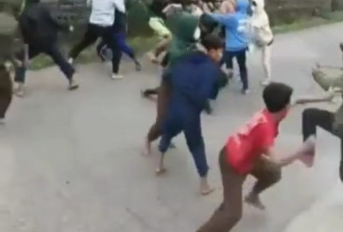 Alamak! Kelompok Pelajar Berkelahi Tangan Kosong di Jalan Raya Bekasi