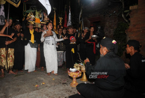 Umat Hindu mengikuti Upacara Pembejian di Pura Penataran Luhur Medang Kamulan, Gresik, Jawa Timur, Rabu, 24 Januari 2024.

Upacara Pembejian adalah rangkaian upacara dalam rangka Pujawali Pura Penataran Luhur Medang Kamulan yang jatuh pada Purnama ke 8, 24 Januari 2024. Upacara Pembejian tersebut dilakukan untuk menyucikan benda-benda sakral, lingkungan, serta semesta. (Julian Romadhon/Harian Disway)