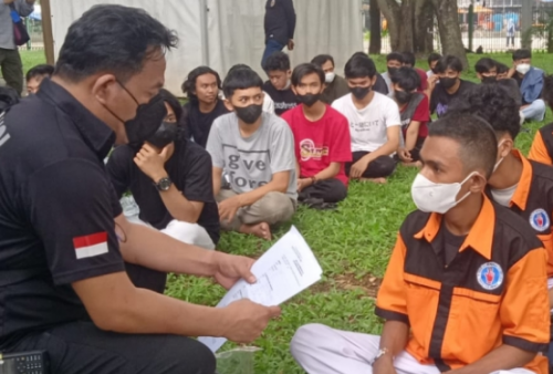 Polisi Tangkap Puluhan Remaja ‘Penyusup’ Aksi Demo 11 April, 2 Orang Membawa Sajam hingga Jimat   