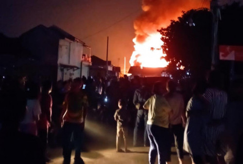 BREAKING NEWS: Bedengan di Kota Karang Raya Terbakar, Petugas Masih Padamkan Api