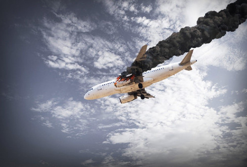 Pesawat Militer AS Diduga Mengangkut Bahan Nuklir Jatuh di California Selatan 