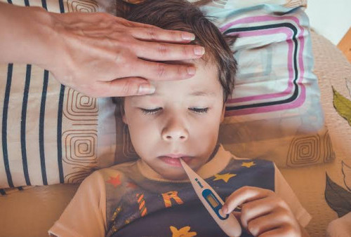 Jangan Ketergantungan Obat, Simak 7 Cara Atasi Demam pada Anak Secara Alami dan Aman