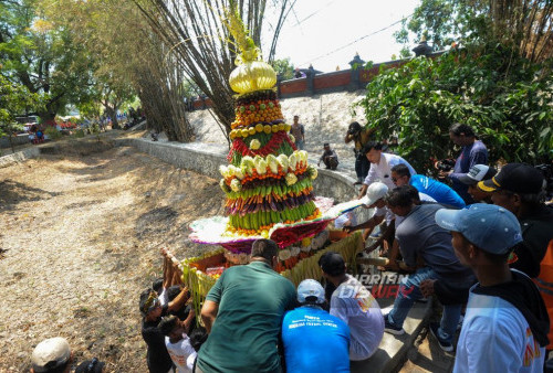 Warga mengikuti rangkaian Sedekah Bumi yang digelar di Made, Sambikerep, Surabaya, Jawa Timur, Minggu, 15 Oktober 2023. Sedekah Bumi atau ruwat desa dengan 4 gunungan hasil bumi berukuran raksasa itu digelar sebagai wujud rasa syukur kepada tuhan yang maha esa atas rizki yang diberikan kepada para warga Made, Sambikerep. (Julian Romadhon/Harian Disway)