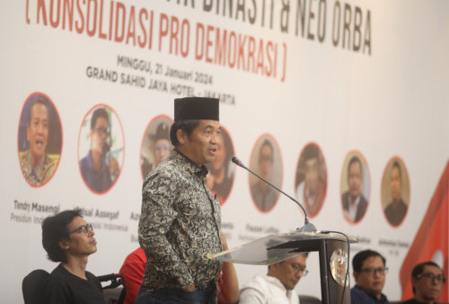 Direktur Lingkar Madani Ray Rangkuti saat menjadi narasumber dalam diskusi Kondolidasi Pro Demokrasi di Jakarta, minggu (21/1/2024). Diskusi Konsolidasi Pro Demokrasi yang dihadiri oleh elemen mantan akitivis 98 tersebut membahas mengenai Pelanggaran HAM, Politik Dinasti dan Neo Orba yang dinilai dapat merusak demokrasi Indonesia.Raka Denny/Harian Disway