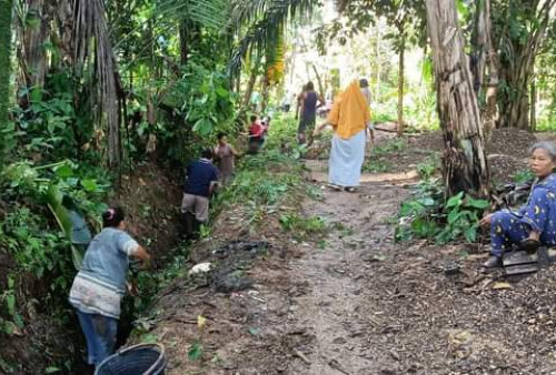  Warga Karang Dapo I Gotong Royong Bersihkan Drainase