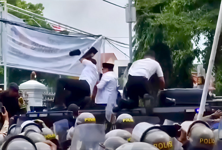 Bupati Sudewo Muncul di Tengah Lautan Massa, Disambut Lemparan Botol Air dan Sandal!