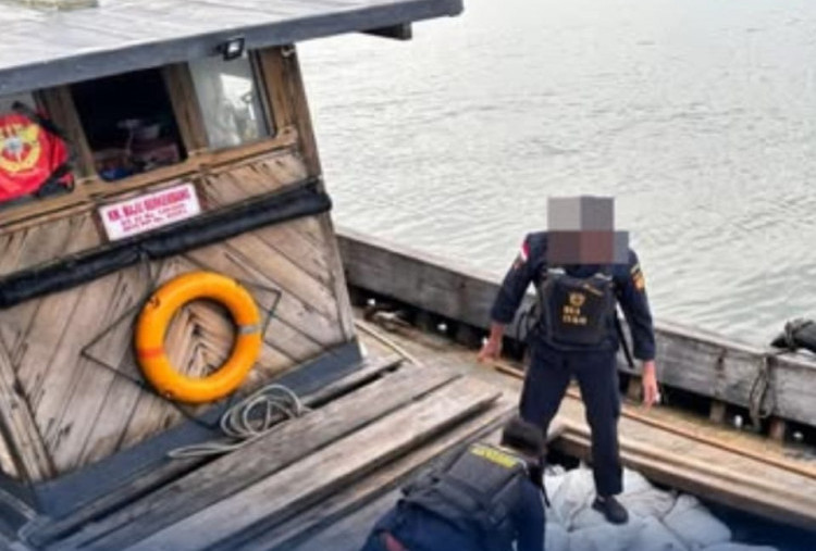 Kapal Bermuatan 20 Ton Pasir Timah Selundupan Ditangkap di Perairan Natuna