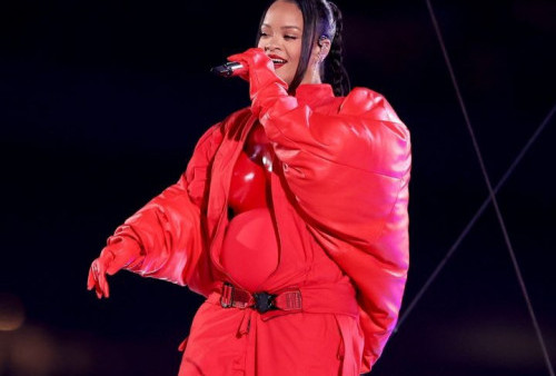 Tampil Serba Merah di Super Bowl, Rihanna Bikin Salfok Pamerkan Baby Bump!