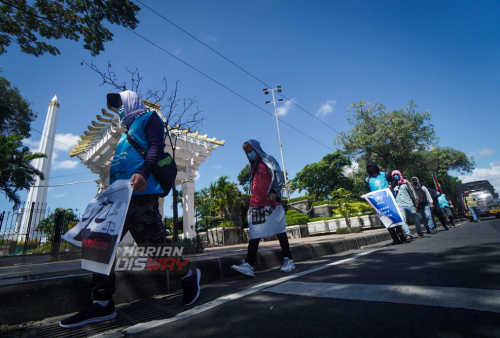 Sejumlah pengungsi asal Afghanistan melakukan aksi jalan kaki di jalan Basuki Rahmat, Embong Malang, Bubutan hingga jalan Pahlawan, Surabaya, Jawa Timur, Selasa, 24 Mei 2022. Dalam aksi jalan kaki tersebut mereka meminta kejelasan status dan kepastian untuk berangkat ke negara ketiga setelah lama tinggal di pengungsian. Foto: Julian Romadhon 