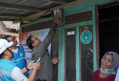 PLN Salurkan Bantuan 988 Sambungan Listrik Gratis dari Pemerintah di Jember, Jatim