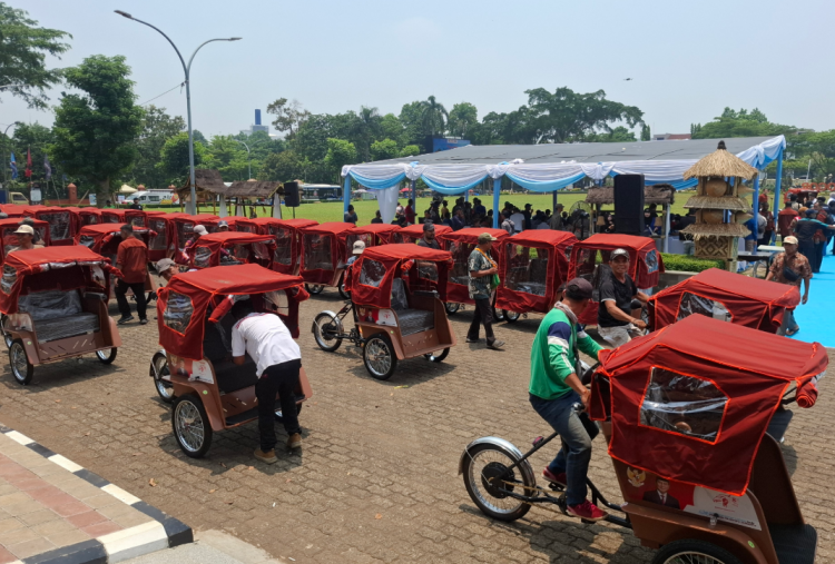 Tukang Becak Lansia di Bogor Tak Perlu Mengayuh Lagi, Prabowo Bagikan 130 Unit Becak Listrik