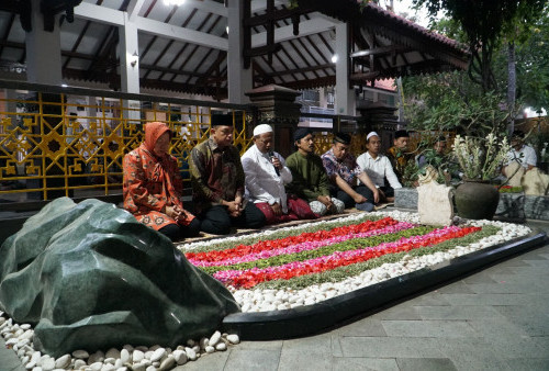 Risma-Gus Hans Berziarah ke Makam Pendiri NU dan Silaturahmi dengan Keluarga Ponpes Tebuireng