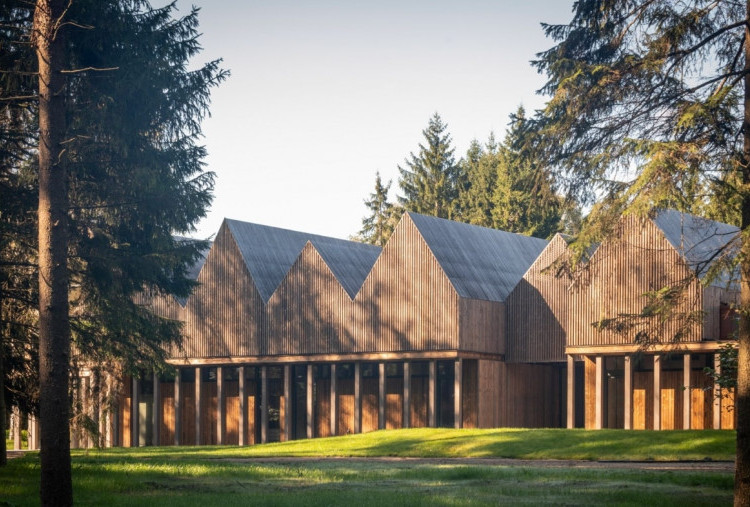 Sanctum, Retret Terapi Alam di Hutan Lithuania yang Menyatu dengan Lanskap
