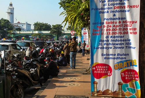 Warga mengantre untuk menukarkan uang baru yang di gelar Bank Indonesia secara drive thru di halaman Kantor Perwakilan Bank Indonesia (BI) Provinsi Jawa Timur di Surabaya, Jawa Timur, Minggu 17 April 2022. 